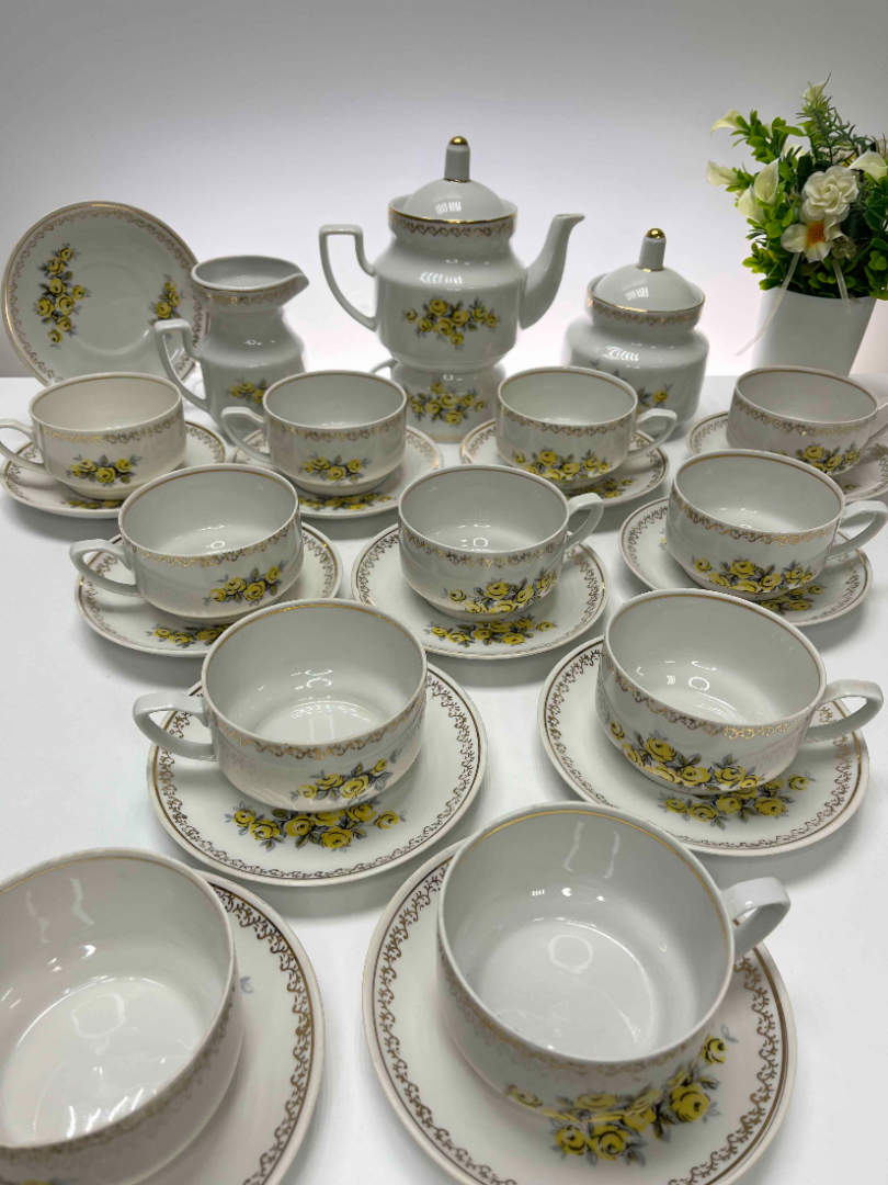 Чайный сервиз на 12 персон, Рига 1970-1980гг. Фарфор, деколь, позолота. Цена за 27пр. Картинка 1